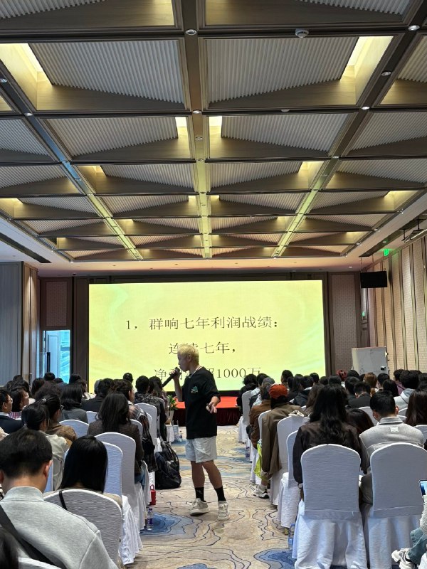 刘思毅今天做了一场年入百万的线下工作坊，非常神奇，当你能赚 1 个亿的时候，你才能辐射年入千万的老板，你年入千万的时候，才能辐射年入百万的个体户，你年入百万的时候，只能辐射一个月 1-3 万的打工宝贝或者自由职业者