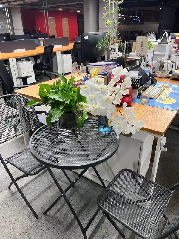 下周要搬去更大的场地了，这次我直接定了128方，我喜欢安静、光线好，还有这个高层落地窗从格子间到自己的大工作室，不知不觉也走了很远的路从0帧起手做了10W+社群，一百多场线下活动、手术完第三天就接待200人企业研学、凌晨6点去外省考资质、3个月没在1点前睡觉写了自己的书，用3年时间重新进入2个全新的领域拿到结果无论吉凶都去做，才有资格问天意我可以去任何我想去的行业下周要搬去更大的场地了，这次我直接定了128方，我喜欢安静、光线好，还有这个高层落地窗从格子间到自己的大工作室，不知不觉也走了很远的路从0帧起手做了10W+社群，一百多场线下活动、手术完第三天就接待200人企业研学、凌晨6点去外省考资质、3个月没在1点前睡觉写了自己的书，用3年时间重新进入2个全新的领域拿到结果无论吉凶都去做，才有资格问天意我可以去任何我想去的行业