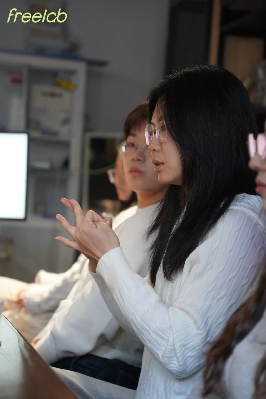 恭喜FreeLab北京自由客沙龙圆满结束～现场氛围太好了！！！嘉宾紫璇分享了AI时代自由职业者如何用工具放大自己的天赋～最后每位小伙伴都带了一个自己的智能体回家～面对发展飞速的 AI，有人怕被取代，有人怕错过红利，有人感觉喘不过气