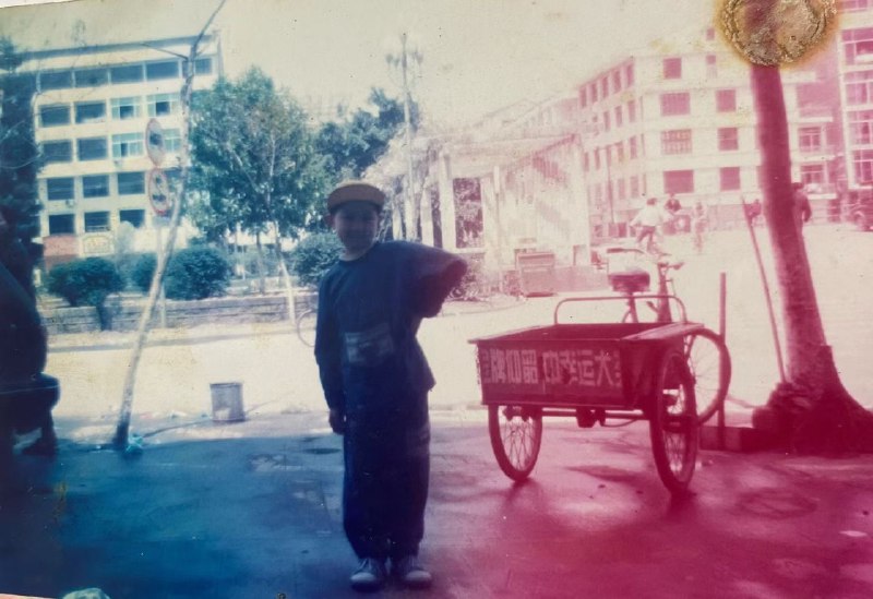 仔细想想，童年经历对我最大的影响，大概有2点：一是从小存在感很低，于是开始回避现实，去读书，去玩电脑，在另一个世界里寻找存在感二是很少被认可，因此之后受到一点关注，就会很感激，很受用包括现在也是，比起赚钱，我接什么活，更在意对方是不是认可我