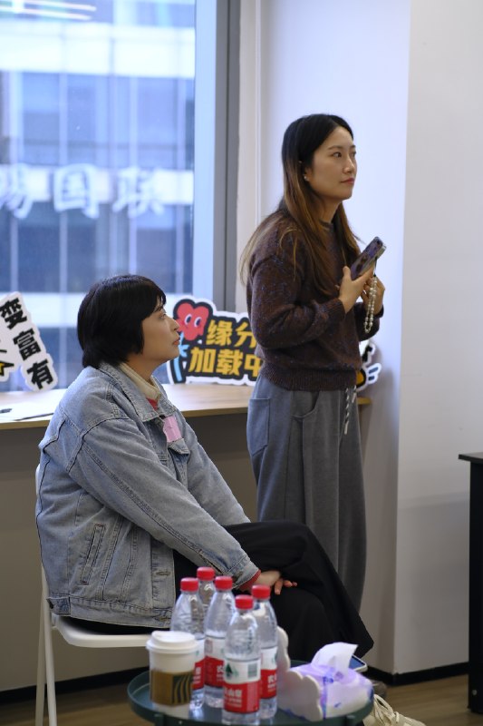 终于举办了自己的第一场线下课！开心：场域好 人匹配新发现： 与其说是线下课 不如说是工作坊/交流会更合适因为这是一个轻松、深度、流动的场域不是很重负担地学习 记笔记终于举办了自己的第一场线下课！开心：场域好 人匹配新发现： 与其说是线下课 不如说是工作坊/交流会更合适因为这是一个轻松、深度、流动的场域不是很重负担地学习 记笔记