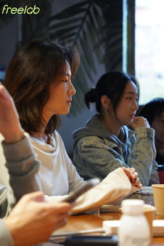 恭喜FreeLab北京自由客年终聚会圆满结束🥳👏🤩参加活动的小伙伴真诚又open-minded，这期的朋友有大学老师+两家创业公司的既理想主义又落地赚钱的小姐姐、大学期间靠代购奢侈品周游25国的00后弟弟、设计师、命理师、音乐创作者、导演、产品开发…大家虽然有很多的不同但很棒的是又有很多的相似之处😍😍活动中听到的最多的两个词一个是坚持，一个是执行