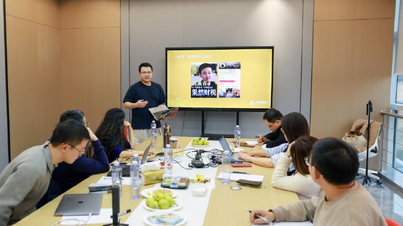 每次讲朋友圈，我都会觉得很惊讶，这么简单的事，大家怎么会不知道呢但现实就是，来现场的人，几乎100%不重视朋友圈同时更有意思的是，只要开始发朋友圈，也几乎100%的人会收到正反馈要么是有客户来问了，要么是有合作找上来……其实私域运营很多时候，就是把这些细节做了、做到位，就能拿到结果下次线下课，我会继续把朋友圈这个点讲深、讲透，带着你把这件小事做好让你和我一样，哪怕只有2000个好友，也能持续拿到订单