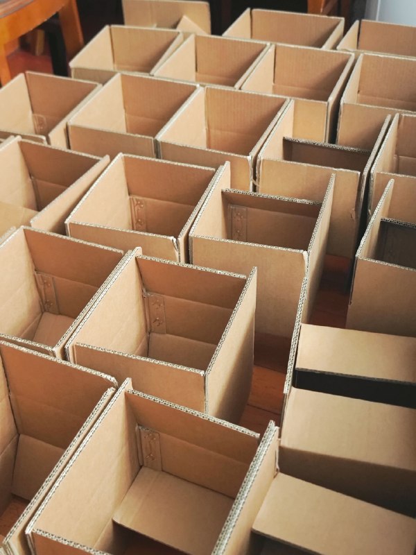 手搓2025年SVIP礼盒总算要交卷 🤗（没错，2026都过去一个Q了，2025的礼盒才做好）作为水果社群，我们应该送大家什么礼物呢，周边？摆件？水果？年前一直没想好后面突然想到，联合我们的好朋友们，做一个「自然风味礼盒」吧！在出色的产品里，我们又选择了最有特色的几款，希望能给大家呈现大自然叠加人类巧手后，不同风味的魅力被留存住的果味，是99%的人都没吃过的玉米干，有肉感的厚切菠萝干茶中的人生滋味，集齐了明前绿茶 黄茶 白茶 岩茶 红茶，感受中国人在一片叶子上下的功夫全球咖啡精选，有冠军庄园、新贵品种，由开咖啡店的朋友自烘，浅、中、深烘在一份里都能体验所有的文案和设计都由我们自己手搓，虽然最后出于成本考虑，没能还原理想状态，但也是能看了（主要还是物料太多太零散，量又小，全打印定制的话包材成本超过15了，最后只能全用热敏打印搞定）这两天化身打包女工，每个贴纸都是亲手贴上，总算要把欠的作业完成了手搓2025年SVIP礼盒总算要交卷 🤗（没错，2026都过去一个Q了，2025的礼盒才做好）作为水果社群，我们应该送大家什么礼物呢，周边？摆件？水果？年前一直没想好后面突然想到，联合我们的好朋友们，做一个「自然风味礼盒」吧！在出色的产品里，我们又选择了最有特色的几款，希望能给大家呈现大自然叠加人类巧手后，不同风味的魅力被留存住的果味，是99%的人都没吃过的玉米干，有肉感的厚切菠萝干茶中的人生滋味，集齐了明前绿茶 黄茶 白茶 岩茶 红茶，感受中国人在一片叶子上下的功夫全球咖啡精选，有冠军庄园、新贵品种，由开咖啡店的朋友自烘，浅、中、深烘在一份里都能体验所有的文案和设计都由我们自己手搓，虽然最后出于成本考虑，没能还原理想状态，但也是能看了（主要还是物料太多太零散，量又小，全打印定制的话包材成本超过15了，最后只能全用热敏打印搞定）这两天化身打包女工，每个贴纸都是亲手贴上，总算要把欠的作业完成了