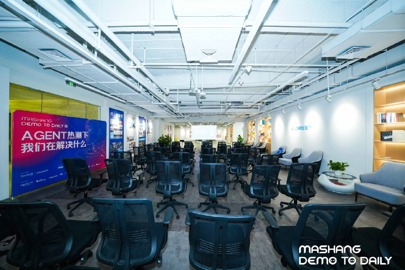 下午参加了一场 AI沙龙，听到了大佬@玉伯 的分享，有几点让我比较意外，也挺受启发：融资的“反共识”： 原以为大厂高管出来创业，资源人脉是绝对优势