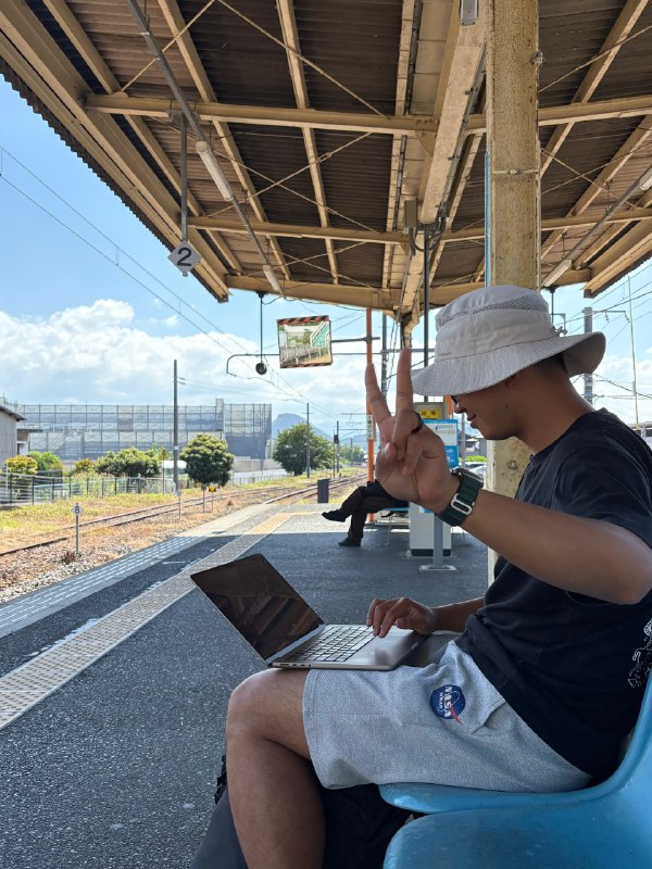 羡慕自由职业者吗？他们会在任何时间任何地点掏出电脑工作包括濑户内海度假期间的电车站🚋等车时