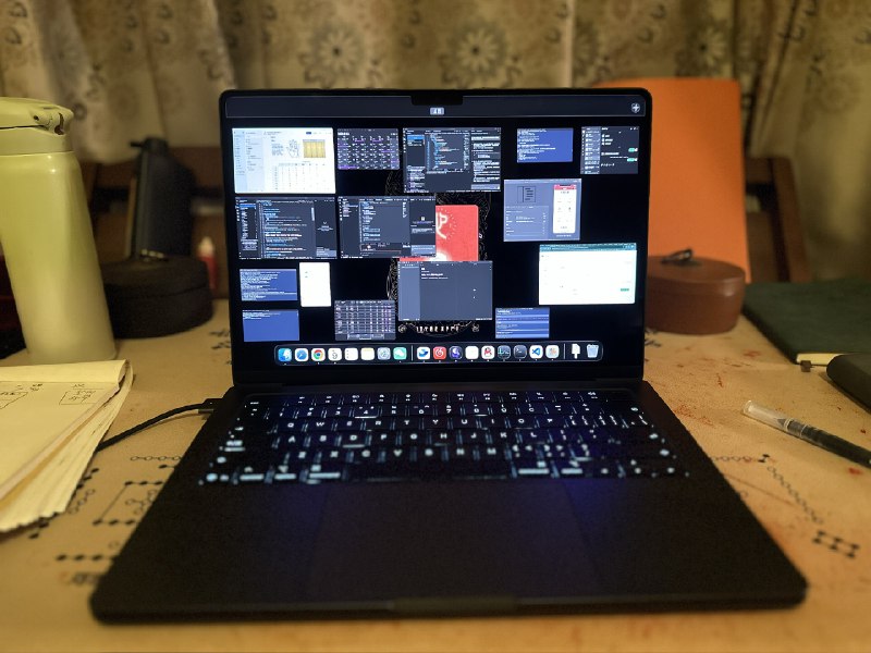 三看的碎碎念1、 前几天换了新的生产工具，32GB的内存让我使用体验非常爽，不会因为多开了几个标签页或者多开一个vscode窗口导致后台主动关闭程序了可以同时开好几个项目一起做，让AI改这个的同时也能改那个2、 但是随之而来的问题是，我的大脑还没能升级，依旧是单线程生物切多了窗口之后就会导致脑子混乱，同时切换项目就需要能理清楚每个项目的进度，一天下来脑子都麻了这样也让我失去了对于每天生活的体验和感知3、 所以每日的打坐练功成了恢复大脑的唯一方式，除了睡觉哈说起来前两天练功有所突破，可以进入到下一阶段的练习了4、 不过每天光打坐还不行，早上的八段锦以及日常的室内训练也需要捡起来了周六办公时不小心扭了一下腰疼了一天，一些小肌群太缺乏锻炼了后面回来之后先早起捡回八段锦5、 为什么是后面回来之后呢？ 诶嘿，因为这几天跟着老师出去游学一番，这也是这次离职阶段让我觉得很开心的事情多了很多自由的时间跟着老师出去学习6、 而且这段时间对于自由职业有了一层新的理解，自由职业就是不管在哪里都能职业起来说到这，想起来以前看《斗破苍穹》别人夸萧炎在这个喧杂的场合都能静心练功还不以为然，现在如果能在外面的拿起笔记本调试自己的程序都觉得很厉害了，思维都不一定能接上7、 感觉AI辅助久了之后，对于算法的抽象能力退化了，虽然本来也没多少，但是现在我只想讲算法步骤用文字理清楚描述，注意代码如何实现已经想不出来了，也懒得去想8、所以，这两天实现择日算法就有点痛苦了，描述的不够清楚AI就无法完全理解其中的逻辑，然后就需要我单步调试看问题在哪9、 聊到AI，最近找合适的AI套餐好难啊，主要是对我而言，又想要便宜又想要好用，而且最好是能畅玩那种就像春节期间和家里人出去玩，买了门票和所有游玩项目的套票之后，进去里面就是畅玩，也不用纠结哪个玩哪个不玩10、 碎碎念就是想到什么说什么，所以说了挺多有的没的立个小小Flag，后面每天都发一篇帖子，生活碎片也好，开发感悟也罢，就当是把自己从无尽的AI流里抽离出来的方式吧！（ps：趁着没上班蹭一下“自由职业”这个圈子