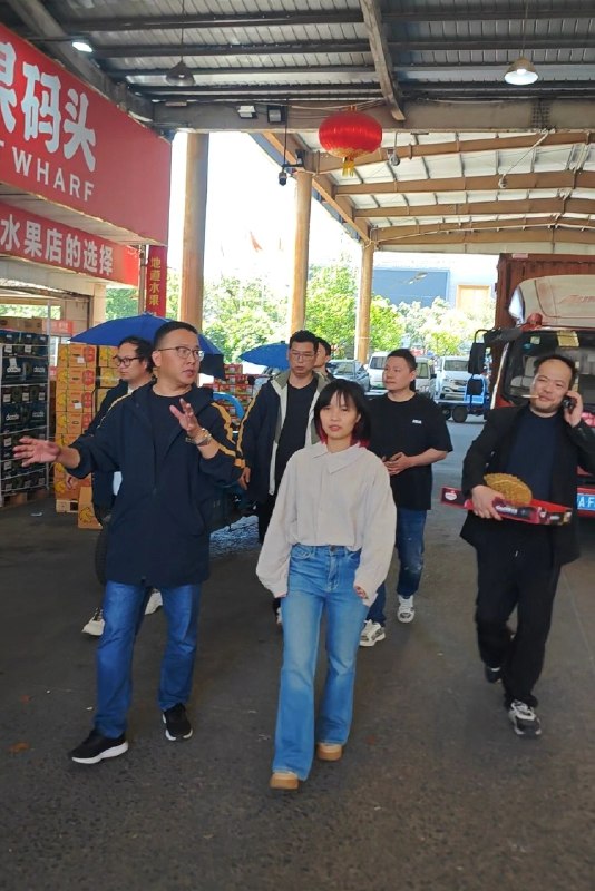 以前一直不敢碰水果批发市场，因为水太深了但这次排面了！和杭州勾庄市场达成了官方合作，市场负责人直接带着，到最好的供应商那里看货，帮我们把关价格、协助品控一直在舒适区做内容、做社群的我们，5 月过后，即将迎来重大版本迭代，挑战不擅长但足够有意思的方式（p3 太好笑了，感觉可以拍龙王赘婿了）以前一直不敢碰水果批发市场，因为水太深了但这次排面了！和杭州勾庄市场达成了官方合作，市场负责人直接带着，到最好的供应商那里看货，帮我们把关价格、协助品控一直在舒适区做内容、做社群的我们，5 月过后，即将迎来重大版本迭代，挑战不擅长但足够有意思的方式（p3 太好笑了，感觉可以拍龙王赘婿了）