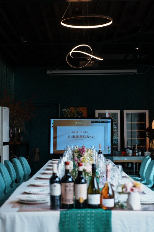 给你们看南姐今天有多美在自己的工作室，从桌面布置，酒水，食物，PPT自己一手操刀完成给你们看南姐今天有多美在自己的工作室，从桌面布置，酒水，食物，PPT自己一手操刀完成