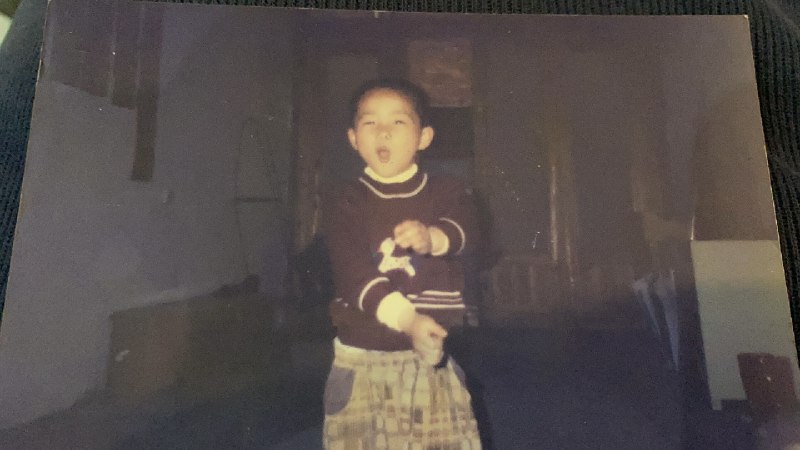 我很小的时候，老爸老妈都要出去工作，所以我一直是借住在各个亲戚家而且每隔段时间，就要换个地方，这导致我的生活环境、邻居朋友经常换那为了给自己一点小小的确定感，每到个新地方，我都会在心里给自己，划出一块“地盘”比如这个房间，这张床，这个书桌，等等，包括工作以后，我也会下意识把办公位当成自己的“地盘”在这个“地盘”里，我才会感觉自己是安全的，自由的这种漂泊不稳定的感觉一直伴随着我，哪怕后面买了房，也是在过了好几年之后的某一刻，才意识到，“这是我家了”那时才真正在内心深处，开始安定下来