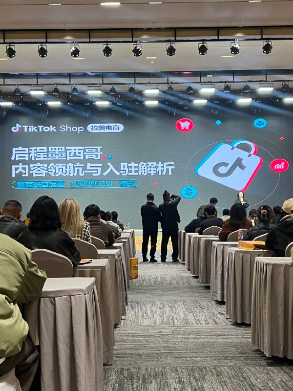 出差！作为官方机构来参会啦实际上开完会扣扣搜搜还得把易拉宝往长沙寄🥹出差！作为官方机构来参会啦实际上开完会扣扣搜搜还得把易拉宝往长沙寄🥹