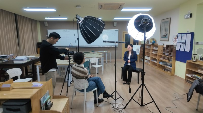 给珍珠老师拍十年体视频，不说前面来回访谈+改稿，花了快1个月，就连现场都拍了有5个多小时先是磨稿子，真的是一个字一个字的对，之前看文本都好好的，但现场一读，还是会有很多不顺的地方然后是布景，为了想要的画面，灯光、背景、衣服换了又换……再是拍摄，不断得调眼神、动作、情绪，真跟拍戏一样，得过好几遍，最后还得保一条～这种至少用3年的视频，真的是每一个细节都得做到位才行