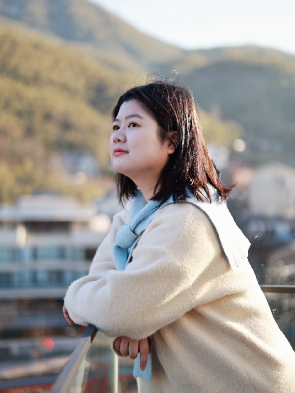 不上班，是当代的一种红利周日睡个午觉，慢悠悠的到民宿放好行李，4点上山溜达一圈玩雪踩点，索道上写着“8人一辆”，我们3个人就直接走了，对面下山已经排起了长队