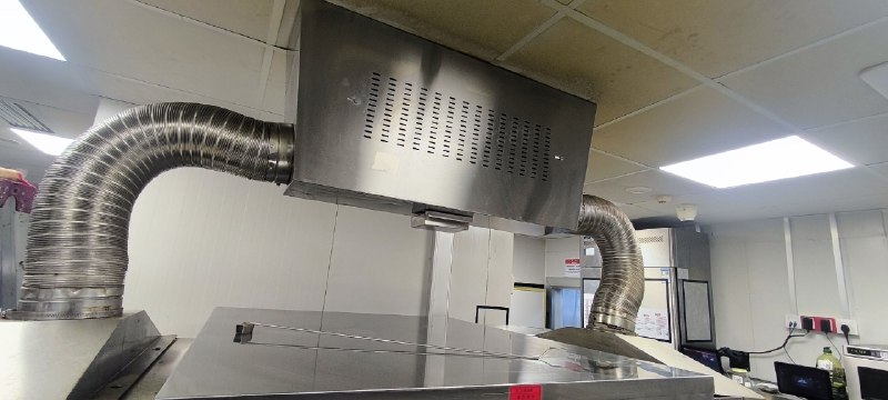 13个小时，两台烤炉，一个油烟机，两台空调，24个出风口………跟人打交道的工作做久了需要做一些这种清净的工作换换脑子，因为不可控的事情经历的太多以后容易对自我产生怀疑和否定