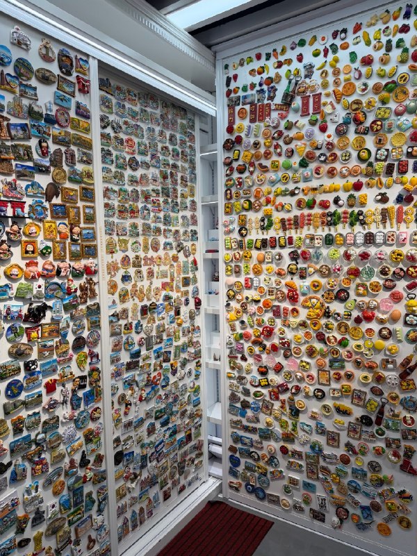 版本更新得很快，个人最容易拿到结果的自媒体平台，在去年确实是小红书没错但今年绝对是抖音去年和今年两个版本更新，把个人和蓝 v 的带变线门槛都大大拉低了200 有效粉可以直播， 500有效粉就可以视频带货抖音的精选商品池不管是广度和深度，都是远大于小红书的同时抖音的涨粉难度也比小红书容易很多小红书现在更适合有好产品或者好服务的商家，开个聚光或者前方上去直接投流最好还得多准备几个执照，毕竟投流也会被封用小红书做副业是越来越高了，商单号流量对半砍，虚拟资料开店门槛可望不可及（当然也有方法）现在AI也这么发达，用AI做个带货视频的成本比你实拍还便宜所以如果是个人想业余时间赚点小钱，今年直接去干抖音吧