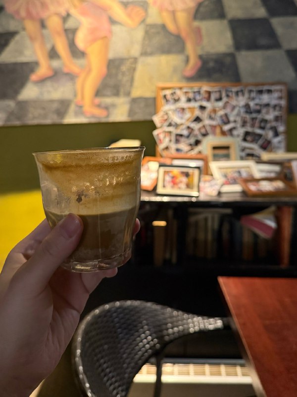 放假回家了，一觉睡到12点下午出来觅食，先来一杯咖啡✌️