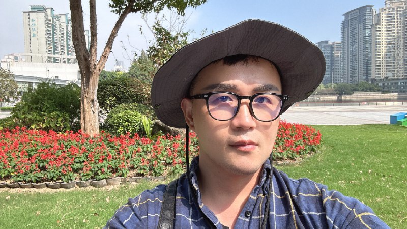 我身边很多人都想做自媒体（基本都是35岁以上）但是，我始终觉得他们做不成，他们一边幻想自媒体给他带来回报，一边又害怕自媒体带来伤害，甘蔗没有两头甜，他们想不费力气，轻轻松松就把事情给办了！具体点就是：- 我不想露脸，我不想成为别人谈论的对象；- 我不想发表观点，我害怕别人攻击我；- 我不想说我个人的事情，我不想暴露隐私；- 我不想日更太累了，实在不行就去直播；还有很多，真的不想列举了……你看看这都说的什么倒反天罡的话，我很好奇，这个年纪了，社会教你的那些真实的，深刻的东西都哪儿去了？你向这个世界要一样东西，你就得付出一样东西，这是向世界交换价值！这个道理再简单易懂了！你想要的那些结果，需要你拿你不想付出的东西去换！再正常不过的事情，在一些人眼里仿佛天塌了，在另一些人眼里只是一阵风吹过，还能给自己吹吹风！消化名利的能力，不是每个人都具备的，能面对那么多声音，特别是刺耳的声音，而不影响自己的心里健康，这就决定了你能不能拿到你想要的一切！世界对我们的要求很高，而我要做的就是消化这些，然后告诉全世界：我值得！