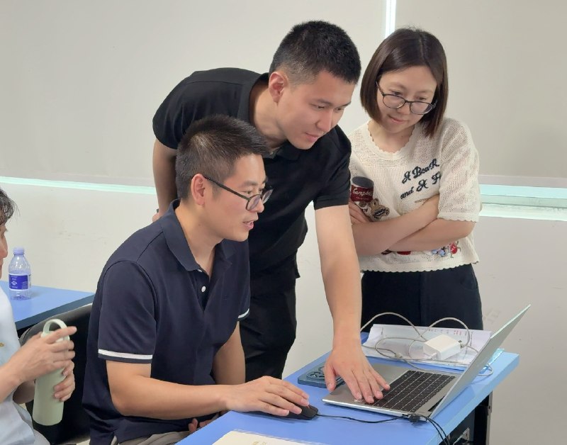 建行两天 AI 实操培训结束，因为他们之前用过 work buddy，以及二十多位都是支行行长、副行长、支行总经理、副总经理，主动性非常强，探索欲很强，实操效果也很不错，而且还是在银行非常多数据安全限制的前提下学习 AI，不管是自主学习还是培训，主动性基本都是最重要的点建行两天 AI 实操培训结束，因为他们之前用过 work buddy，以及二十多位都是支行行长、副行长、支行总经理、副总经理，主动性非常强，探索欲很强，实操效果也很不错，而且还是在银行非常多数据安全限制的前提下学习 AI，不管是自主学习还是培训，主动性基本都是最重要的点