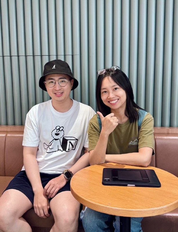 今天在香港做了个线下咨询，港险赛道，之前成交全靠私域，做了一两年私域洗完了，线上获客不知道怎么起步其实非常多做港险的朋友，基本都只能在私域成交，尤其是前一两年，后续如果不能打通公域获客，那业务基本就是越来越难做…那公域到底怎么做，最大的难点在于，绝大部分保险人不懂该如何定位，定位不清晰，内容没办法持续输出，想到点啥就写啥，结果做了半年一年，完全没什么效果：最后，下了个结论，保险赛道不适合做自媒体…但事实上，是根本还没入自媒体商业的门，我之前的学员，在2025年也有靠公众号转化百万保单的，而且是纯线上获客转化！！！所以很多时候，不是自媒体不行，而是你自己没搞明白自媒体商业件事的逻辑，仅此而已