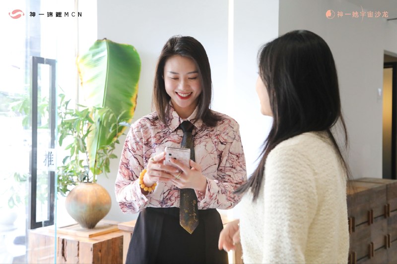 翻看周六成都女性搞钱沙龙的照片，让我更加确认了举办高价值沙龙的意义——线下社交依旧无法被线上取代，人与人之间的想高效链接，依然得靠面对面的沉浸式交流