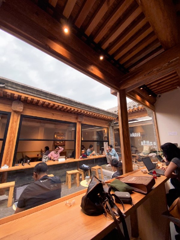 今天和瓜瓜面基了她在我眼里是个敢爱敢恨敢创的奇女子：23岁结婚 24岁离开大厂 垫款80w创业16-19年每年流水3000w，疫情尾声关掉公司，解散团队，出门流浪3个月重新出发后，帮人做IP，两个月做到流水百万，自己拍视频第8个就400w播放27岁离婚，她说自己是个恋爱脑，褒义的恋爱脑，给两任前任都买过车，无怨无悔感兴趣的蹲一下访谈视频————————————住在二环真的体验感很好，去哪儿都是骑车就到，周边处处是名人故居、各种胡同这家四合院咖啡，就在酒店附近，没想到周一这么多人，大多数是在办公的，北京的自由职业者还是挺多的每个地方的自由都有不同的味道