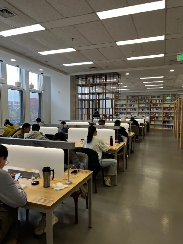 我爱图书馆而且是免费网络、免费水、免费停车场的图书馆我爱图书馆而且是免费网络、免费水、免费停车场的图书馆