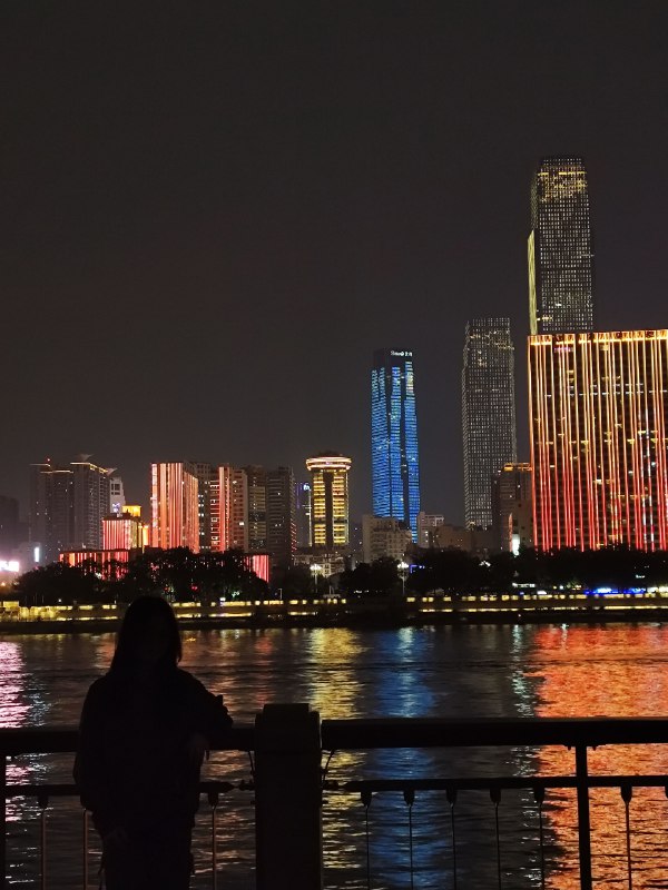 跑完步拉伸时，耳机里在放《裂缝中的阳光》