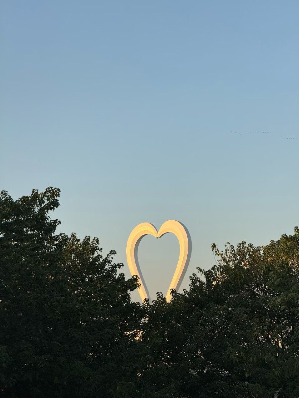 怎么从 0 到 1 入门 AI ？怎么使用AI做小红书？入门 AI 很简单，就几个步骤：1️⃣ 拆解你想做的事情，比如小红书运营，需要做什么？选方向（账号定位）、取昵称、写简介、写标题、正文、话题、做图片、拍视频…拆解下来，事情就这么些，视频的话可能涉及分镜、脚本、逐字稿…2️⃣ 问 AI ，你能帮我做什么？对，把你要做的事情全部跟 AI 说，直接问：你能帮我做哪些事情？怎么做？需要我怎么配合？提供什么资料？完成这两个动作，恭喜你，已经入门 AI 了，不需要报课程，不需要系统性学习，AI 一天一个样，课程更新速度，还跟不上 AI 更新速度