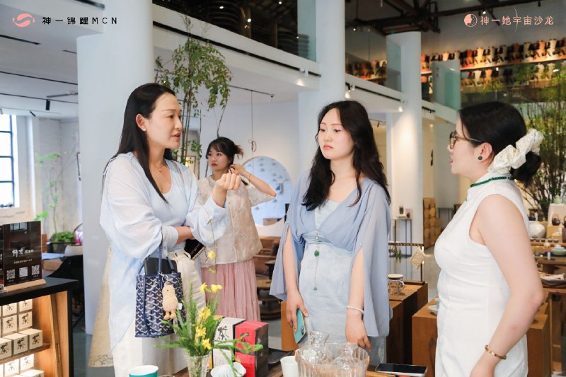 翻看周六成都女性搞钱沙龙的照片，让我更加确认了举办高价值沙龙的意义——线下社交依旧无法被线上取代，人与人之间的想高效链接，依然得靠面对面的沉浸式交流