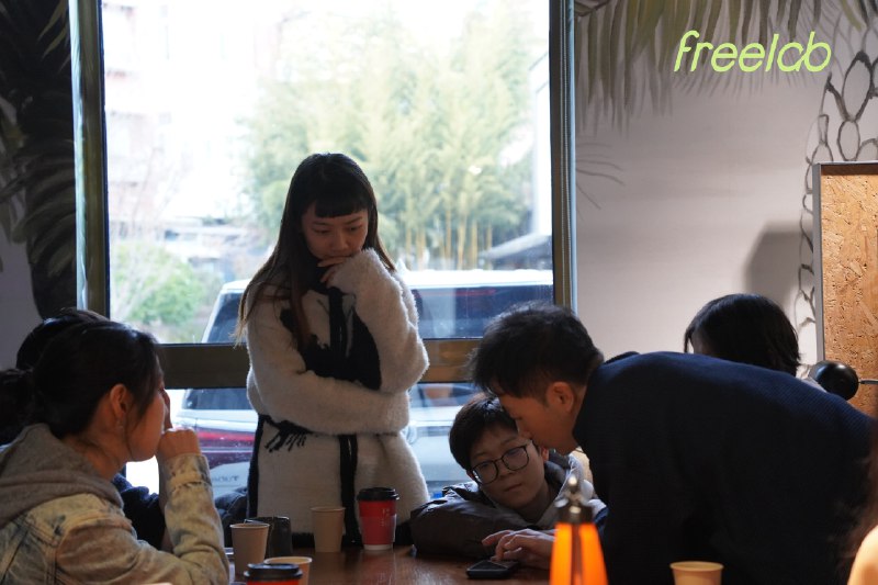 恭喜FreeLab北京自由客年终聚会圆满结束🥳👏🤩参加活动的小伙伴真诚又open-minded，这期的朋友有大学老师+两家创业公司的既理想主义又落地赚钱的小姐姐、大学期间靠代购奢侈品周游25国的00后弟弟、设计师、命理师、音乐创作者、导演、产品开发…大家虽然有很多的不同但很棒的是又有很多的相似之处😍😍活动中听到的最多的两个词一个是坚持，一个是执行