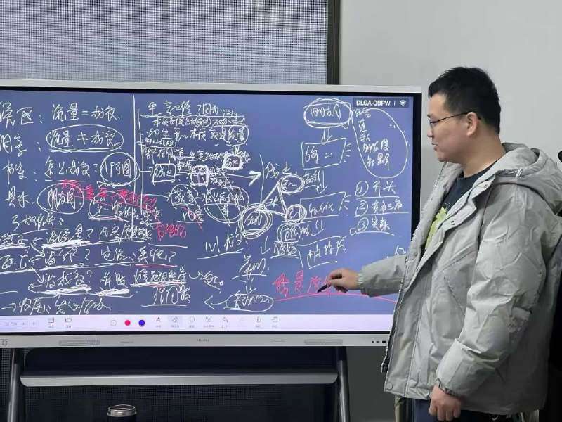 和侯哥、小媛姐打磨课件中……2026年我们仨共同的目标：讲好一堂课和侯哥、小媛姐打磨课件中……2026年我们仨共同的目标：讲好一堂课