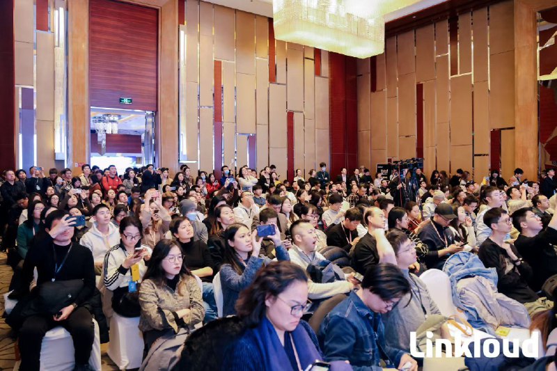 月末的最后几个小时，思绪闪回两个月前，曦哥的“万一来1000人怎么办”竟然一语成“谶”，没想到5人小队居然完完整整扛下来了，给团队狠狠点个赞😆当然也离不开嘉宾、赞助伙伴和志愿者们的鼎力支持，也让我们体验了一回千万美金 Vibe ARR 一日游🤣（来自晚宴脱口秀段子）就像在会上分享的，3年来和社区伙伴们从2023懵懵懂懂，到2024焦虑兴奋，再到2025高开高走，一路走来看到的是越来越多的正反馈和正循环🥳2026 的 Linkloud 重新定位“全球华人 AI 和 SaaS 创业者社区”，愿陪大家一起去 bet 下一个三年🚀Think Global, Act Local，1月完美收官，2月整装待发🤩月末的最后几个小时，思绪闪回两个月前，曦哥的“万一来1000人怎么办”竟然一语成“谶”，没想到5人小队居然完完整整扛下来了，给团队狠狠点个赞😆当然也离不开嘉宾、赞助伙伴和志愿者们的鼎力支持，也让我们体验了一回千万美金 Vibe ARR 一日游🤣（来自晚宴脱口秀段子）就像在会上分享的，3年来和社区伙伴们从2023懵懵懂懂，到2024焦虑兴奋，再到2025高开高走，一路走来看到的是越来越多的正反馈和正循环🥳2026 的 Linkloud 重新定位“全球华人 AI 和 SaaS 创业者社区”，愿陪大家一起去 bet 下一个三年🚀Think Global, Act Local，1月完美收官，2月整装待发🤩