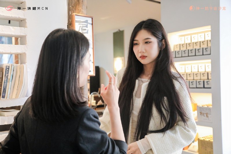 翻看周六成都女性搞钱沙龙的照片，让我更加确认了举办高价值沙龙的意义——线下社交依旧无法被线上取代，人与人之间的想高效链接，依然得靠面对面的沉浸式交流