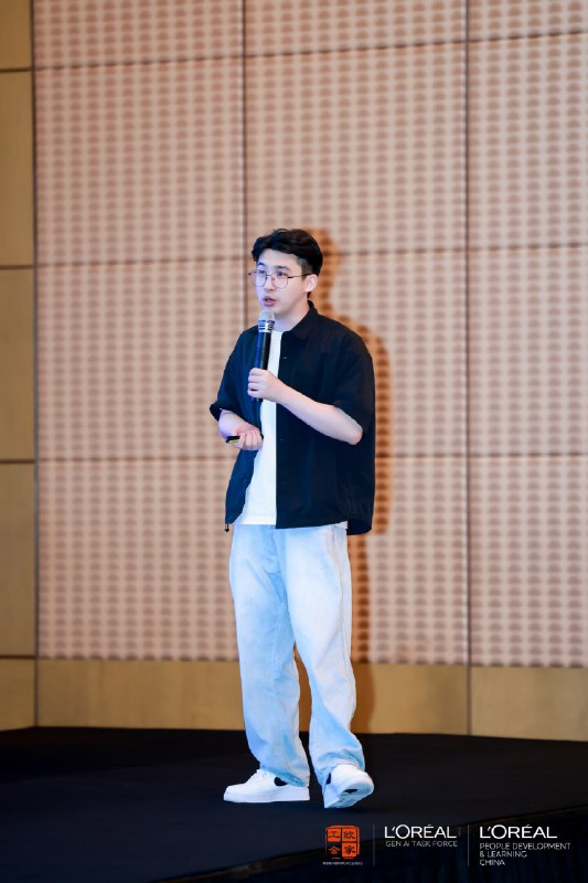 打卡企业培训！我每次一上台演讲就眉飞色舞的结果拍几十张照片，能用的就几张，大部分都表情狰狞或者笑的变形，后期老师都救不回来😅应该如何练一下表情管理打卡企业培训！我每次一上台演讲就眉飞色舞的结果拍几十张照片，能用的就几张，大部分都表情狰狞或者笑的变形，后期老师都救不回来😅应该如何练一下表情管理