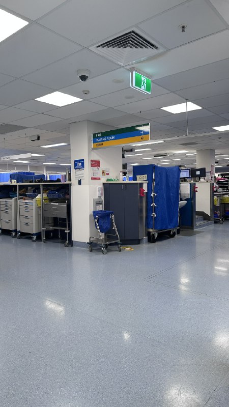 太抓马了亲身经历精神分裂发病现场一群人被发病的人拿着武器指着威胁报警后做了半天的笔录说并不想逮捕病人只想确保他接受治疗澳洲的警察立刻消失不见最后去医院看病人家属发病的人24小时配security 寸步不离医院的精神中心全是哈哈大笑手舞足蹈都精神病患我一天天在经历的都是些什么东西😧抽象得觉得自己在历劫