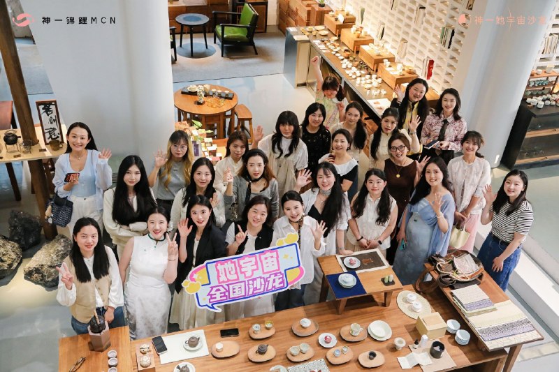 翻看周六成都女性搞钱沙龙的照片，让我更加确认了举办高价值沙龙的意义——线下社交依旧无法被线上取代，人与人之间的想高效链接，依然得靠面对面的沉浸式交流