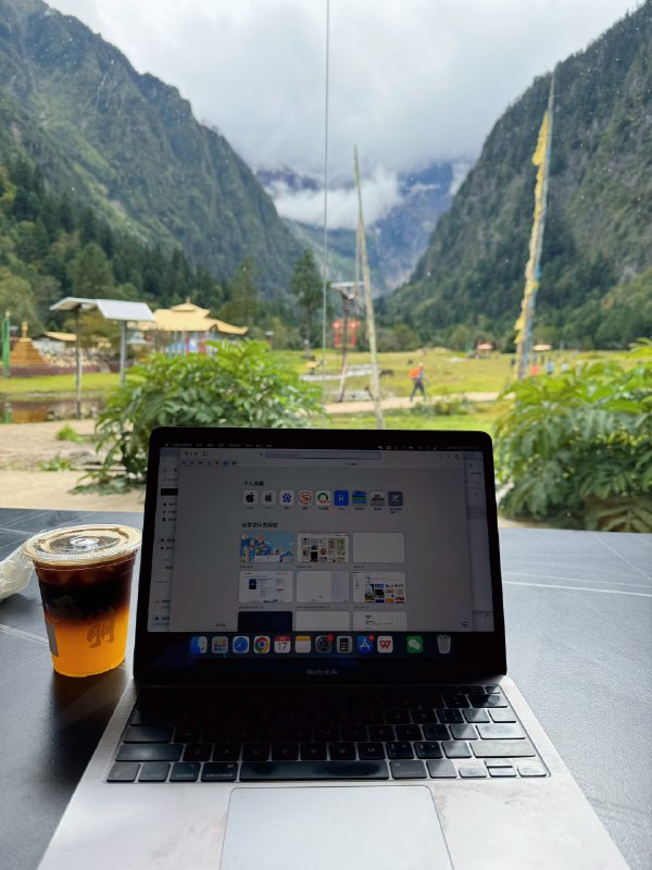 打卡雪山下工位打卡雪山下工位