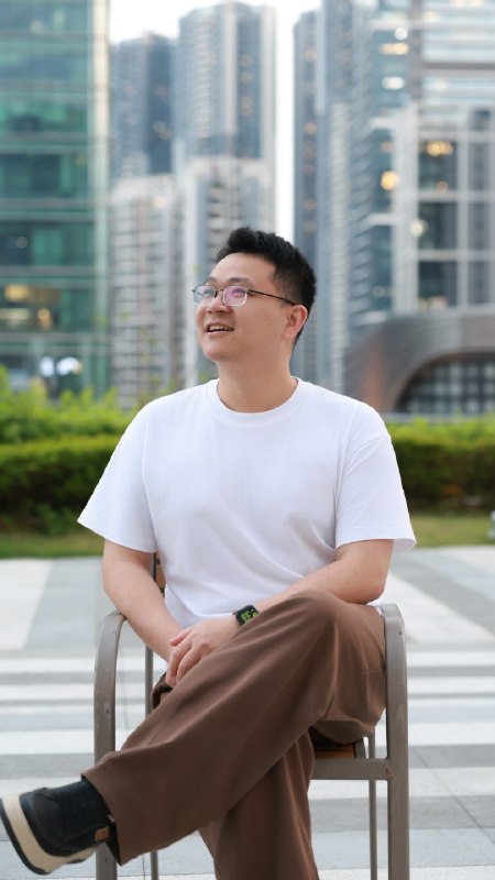 从23年10月开始，我就在想，自己不能继续做写稿、代运营这样的工作了，我得有自己的“产品”带着这样的想法，我开始了摸索，没想到这一摸索就是2年多好在到今天，我终于可以说，自己完成了产品这门功课，我终于知道什么是产品，以及我到底要卖什么产品起初我以为自己挺傻的，没想到这么件小事要琢磨这么久，还一度不敢对外讲但有趣的是，当我迈过这一关，再来看很多人在卖的产品时我发现他们以为自己卖的是产品，但其实都只是在卖自己的时间、能力而已哪怕有些单价看起来很高，但其实也没多少利润他们跟之前的我一样，都足够的专业、负责、靠谱但他们哪怕做的再认真，也只能向市场收取一点点的辛苦费价值和回报完全不成正比之所以会有这样的错位，责任完全不在于客户，而在于他们自己他们要么选错了客户，要么提供了他们以为有用，但其实客户并不需要的价值那么，什么才是产品？以及接下来我会卖什么产品？我会在下周四的私域实战营，做一次完整的分享当然我关于产品的所有认知，会陆续在朋友圈分享，也欢迎随时来私聊交流