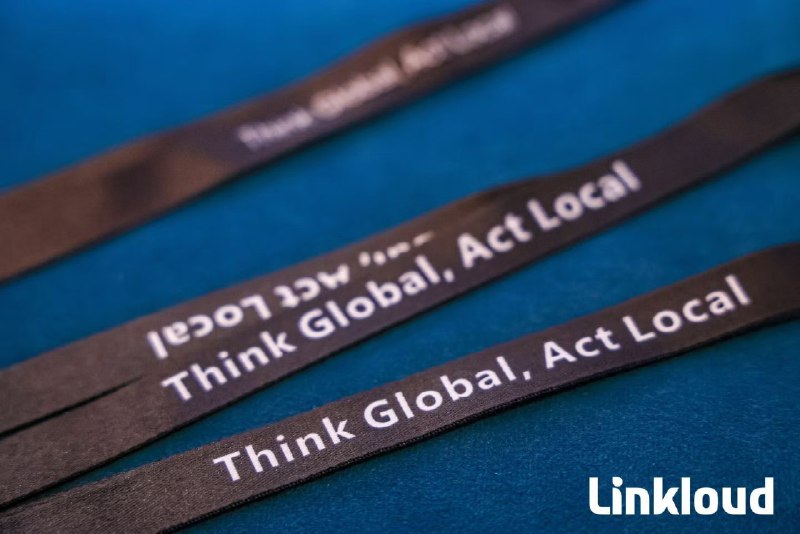 月末的最后几个小时，思绪闪回两个月前，曦哥的“万一来1000人怎么办”竟然一语成“谶”，没想到5人小队居然完完整整扛下来了，给团队狠狠点个赞😆当然也离不开嘉宾、赞助伙伴和志愿者们的鼎力支持，也让我们体验了一回千万美金 Vibe ARR 一日游🤣（来自晚宴脱口秀段子）就像在会上分享的，3年来和社区伙伴们从2023懵懵懂懂，到2024焦虑兴奋，再到2025高开高走，一路走来看到的是越来越多的正反馈和正循环🥳2026 的 Linkloud 重新定位“全球华人 AI 和 SaaS 创业者社区”，愿陪大家一起去 bet 下一个三年🚀Think Global, Act Local，1月完美收官，2月整装待发🤩月末的最后几个小时，思绪闪回两个月前，曦哥的“万一来1000人怎么办”竟然一语成“谶”，没想到5人小队居然完完整整扛下来了，给团队狠狠点个赞😆当然也离不开嘉宾、赞助伙伴和志愿者们的鼎力支持，也让我们体验了一回千万美金 Vibe ARR 一日游🤣（来自晚宴脱口秀段子）就像在会上分享的，3年来和社区伙伴们从2023懵懵懂懂，到2024焦虑兴奋，再到2025高开高走，一路走来看到的是越来越多的正反馈和正循环🥳2026 的 Linkloud 重新定位“全球华人 AI 和 SaaS 创业者社区”，愿陪大家一起去 bet 下一个三年🚀Think Global, Act Local，1月完美收官，2月整装待发🤩