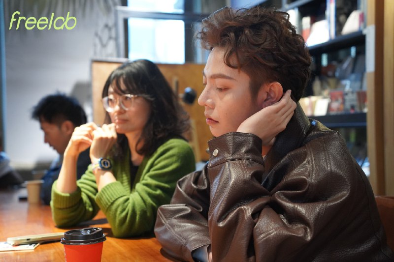 恭喜FreeLab北京自由客年终聚会圆满结束🥳👏🤩参加活动的小伙伴真诚又open-minded，这期的朋友有大学老师+两家创业公司的既理想主义又落地赚钱的小姐姐、大学期间靠代购奢侈品周游25国的00后弟弟、设计师、命理师、音乐创作者、导演、产品开发…大家虽然有很多的不同但很棒的是又有很多的相似之处😍😍活动中听到的最多的两个词一个是坚持，一个是执行