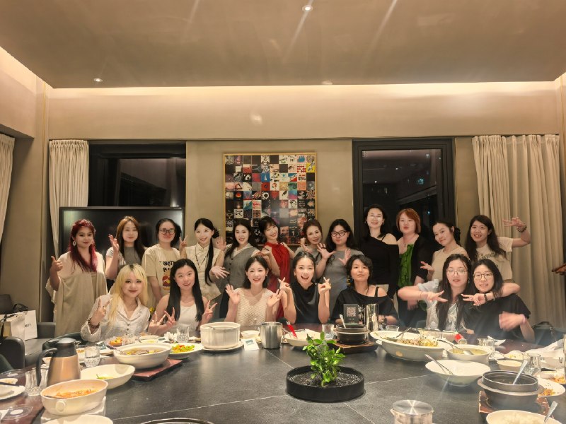 和博主姐妹一起组织的，杭州首场自媒体饭局结束，足足聊了四个小时才散场