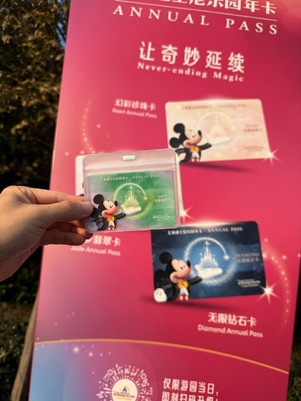 刚在加勒比海盗的餐厅坐下，那个片区就我和另一个男生，分别坐在两个角落，我一顿拍视频，然后他突然走过来，问我是不是续费年卡了，他是我的粉丝，一直看我的视频😂😂😂刚在加勒比海盗的餐厅坐下，那个片区就我和另一个男生，分别坐在两个角落，我一顿拍视频，然后他突然走过来，问我是不是续费年卡了，他是我的粉丝，一直看我的视频😂😂😂