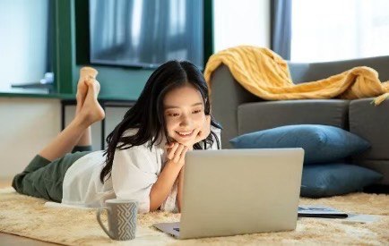 #和自己的关系 #自由职业 #娜娜的咨询笔记肖：我目前是自由职业，孩子放假后我休息了3天，便开始自责觉得自己应该工作，我也知道有很多事情要做，但最近总是拖延，只到周末最后半天才开始着手工作