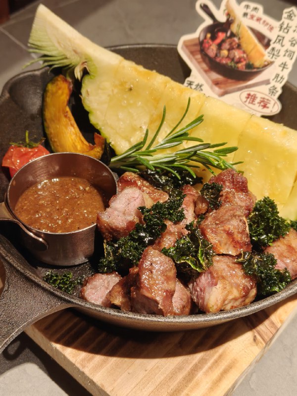 我今天跟一个做大数据工程师的朋友聊天，他特别想做个人IP，但又总觉得自己只会做专业教程类的科普视频，别的都不行