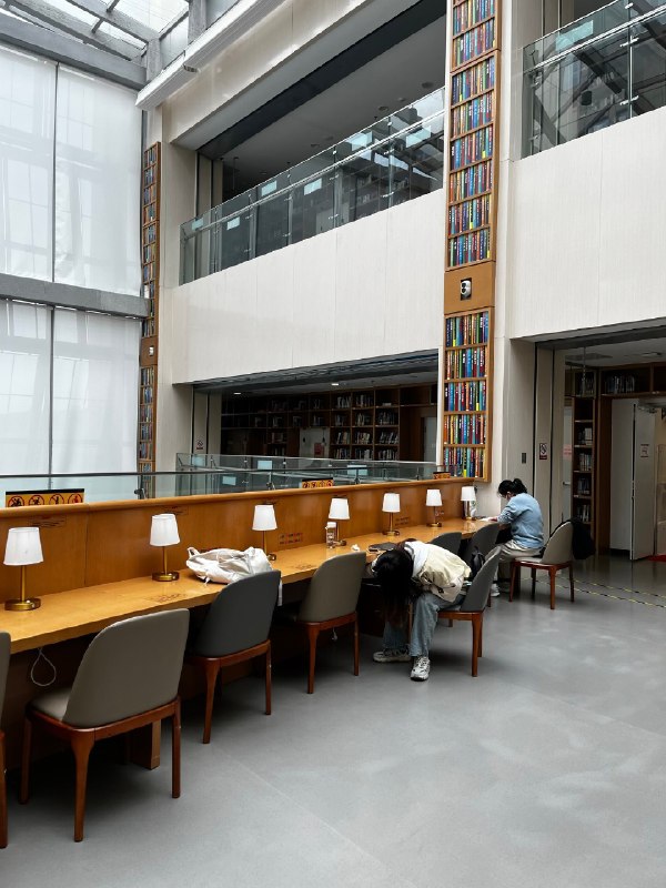 我爱图书馆而且是免费网络、免费水、免费停车场的图书馆我爱图书馆而且是免费网络、免费水、免费停车场的图书馆