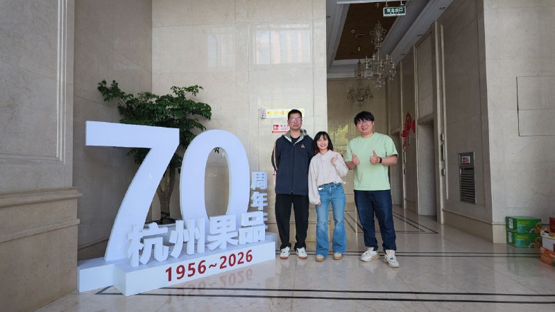 以前一直不敢碰水果批发市场，因为水太深了但这次排面了！和杭州勾庄市场达成了官方合作，市场负责人直接带着，到最好的供应商那里看货，帮我们把关价格、协助品控一直在舒适区做内容、做社群的我们，5 月过后，即将迎来重大版本迭代，挑战不擅长但足够有意思的方式（p3 太好笑了，感觉可以拍龙王赘婿了）以前一直不敢碰水果批发市场，因为水太深了但这次排面了！和杭州勾庄市场达成了官方合作，市场负责人直接带着，到最好的供应商那里看货，帮我们把关价格、协助品控一直在舒适区做内容、做社群的我们，5 月过后，即将迎来重大版本迭代，挑战不擅长但足够有意思的方式（p3 太好笑了，感觉可以拍龙王赘婿了）