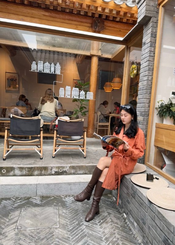 今天和瓜瓜面基了她在我眼里是个敢爱敢恨敢创的奇女子：23岁结婚 24岁离开大厂 垫款80w创业16-19年每年流水3000w，疫情尾声关掉公司，解散团队，出门流浪3个月重新出发后，帮人做IP，两个月做到流水百万，自己拍视频第8个就400w播放27岁离婚，她说自己是个恋爱脑，褒义的恋爱脑，给两任前任都买过车，无怨无悔感兴趣的蹲一下访谈视频————————————住在二环真的体验感很好，去哪儿都是骑车就到，周边处处是名人故居、各种胡同这家四合院咖啡，就在酒店附近，没想到周一这么多人，大多数是在办公的，北京的自由职业者还是挺多的每个地方的自由都有不同的味道