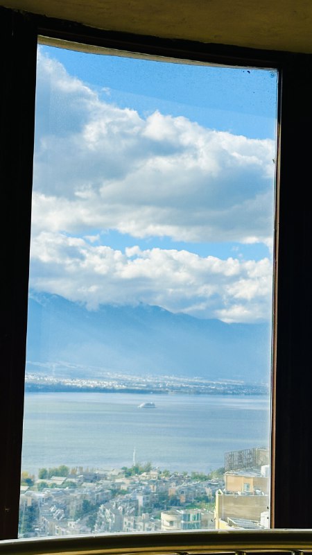 看到🍠上的两口子，靠一个窗景就能养活两个大号