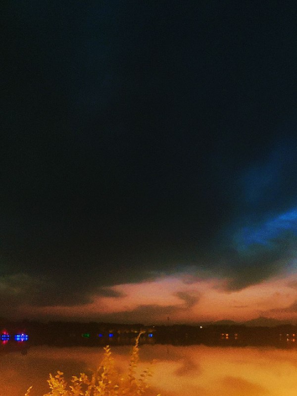 夜骑的舒爽感，平静，爽利，很像高能量状态下做事的『推进感』