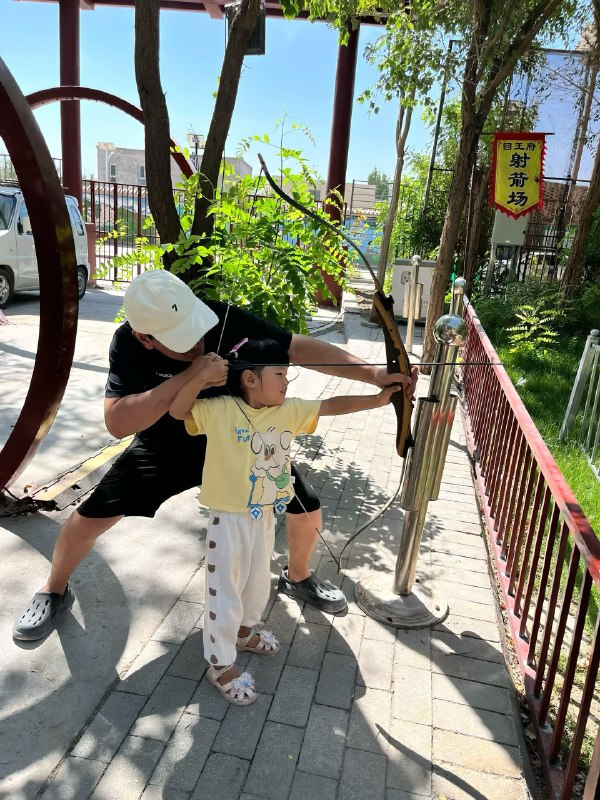 被哈密的12级大风，吹进了汉庭[破涕为笑]本来今天计划继续在昨天哈密的营地露营，结果帐篷搭到一半起了大风，看通告晚上风力会到12级，没办法拆了帐篷住酒店了